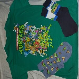 Teenage Mutant Ninja Turtles Characters Shirt size XXL and set of 2 TMNT socks